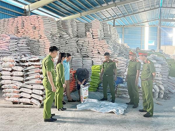 Nóng: Tỉnh Thanh Hóa phát hiện 2 công ty lớn sản xuất phân bón giả